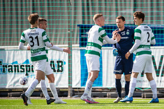 Västerås målvakt Anton Fagerström jublar med lagkamrater