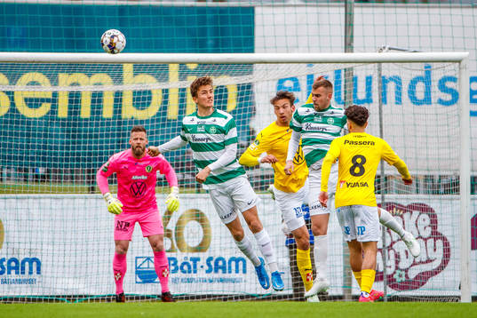 Västerås Gustaf Lagerbielke nickar bort bollen