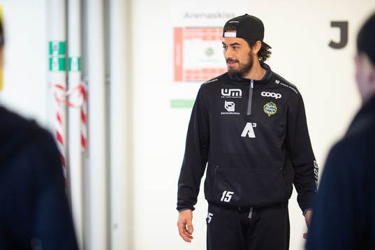 Björklövens Tyler Vesel värmer upp innan ishockeymatchen