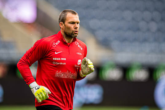 Håkon Eikemo Opdal of Brann warms up