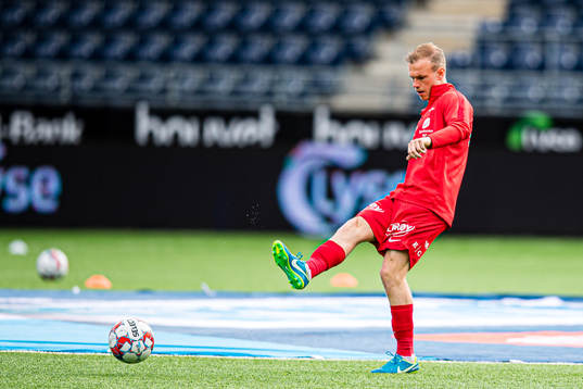 Petter Dahle Strand of Brann warms up