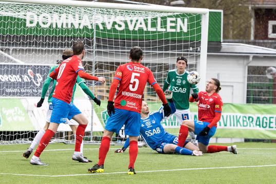 Brages målvakt Adrian Engdahl och Helsingborgs Charlie