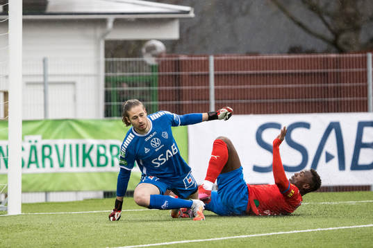 Brages målvakt Adrian Engdahl och Helsingborgs Alhaji Gero