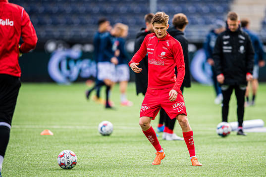 David Møller Wolfe of Brann warms up