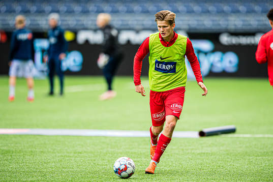 David Møller Wolfe of Brann warms up