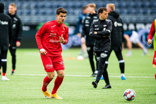 Filip Møller Delaveris of Brann warms up
