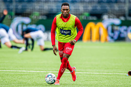 Karamoko Daouda Bamba of Brann warms up