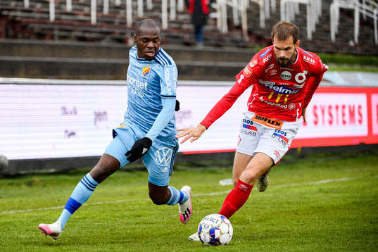 Djurgårdens Edward Chilufya och Degerfors Sebastian Olsson