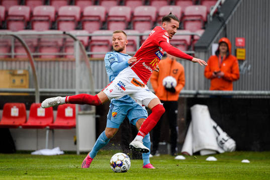 Djurgårdens Nicklas Bärkroth och Degerfors Daniel Janevski