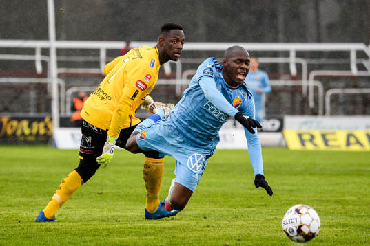 Degerfors målvakt Ismael Diawara och Djurgårdens Edward