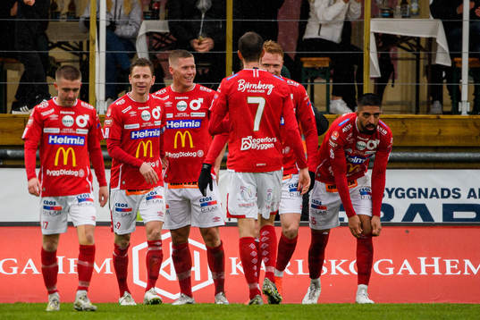 Degerfors spelare jublar