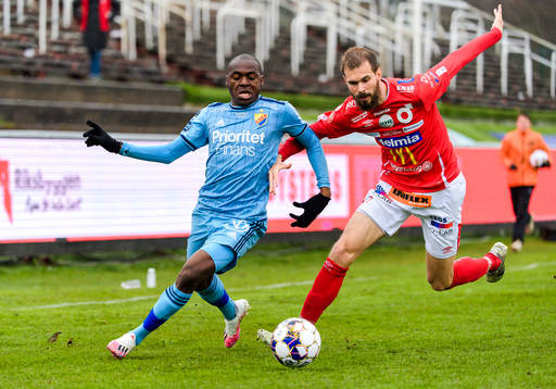 Djurgårdens Edward Chilufya och Degerfors Sebastian Olsson