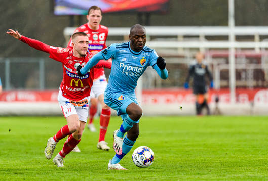 Degerfors Anton Kralj och Djurgårdens Edward Chilufya