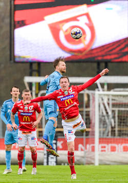 Djurgårdens Jacob Une Larsson och Degerfors Adam Carlén