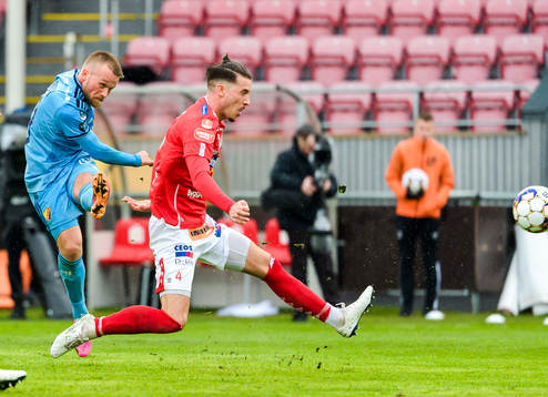 Djurgårdens Nicklas Bärkroth och Degerfors Daniel Janevski
