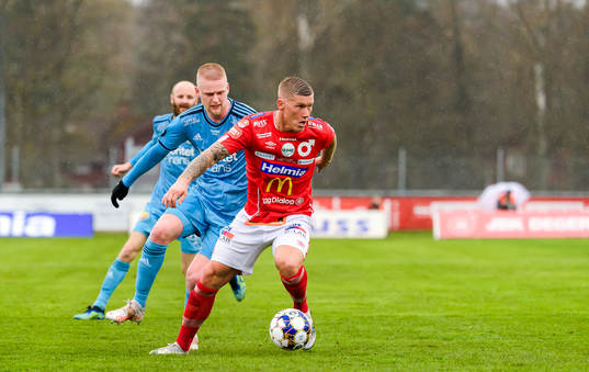 Djurgårdens Kalle Holmberg och Degerfors Victor Edvardsen
