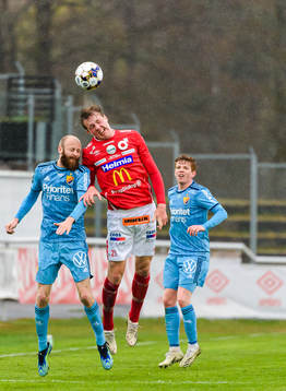 Djurgårdens Curtis Edwards och Degerfors Adam Carlén