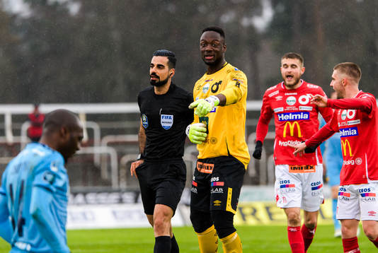 domare Mohammed Al-Hakim och Degerfors målvakt Ismael