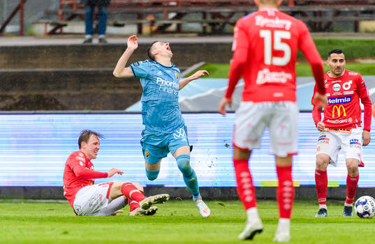 Degerfors Adam Carlén och Djurgårdens Haris Radetinac