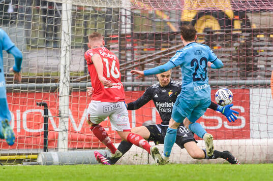 Degerfors Victor Edvardsen skjuter 2-0 bakom Djurgårdens