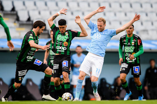 Varbergs Luke le Roux och Oliver Stanisic i en akmpm mot