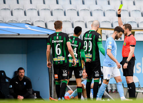 Varbergs Robin Simovic får en varning