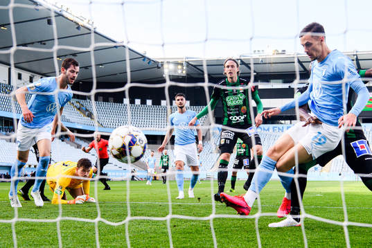 Malmö FFs Veljko Birmancevic gör 1-0 bakom Varbergs