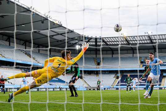 Malmö FFs Sören Rieks, ej i bild, gör 3-1 bakom Varbergs