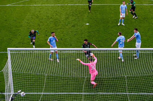 Malmö FFs målvakt Marko Johansson , Jonas Knudsen , Lasse