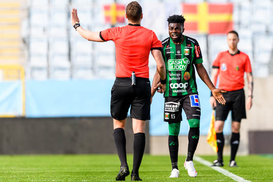 Varbergs Gideon Mensah reagerar på ett domslut
