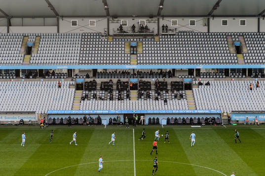 Spel pågår framför pressläktaren och de tomma läktaren