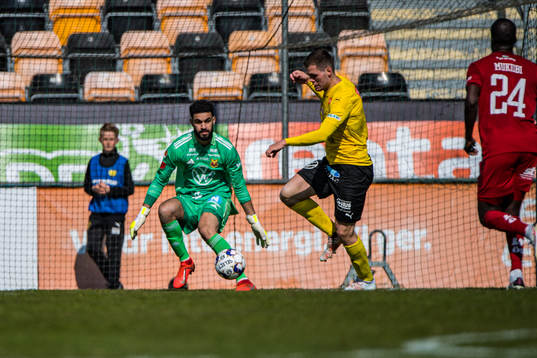 Mjällbys Jacob Bergström  och Östersunds målvakt Sixten