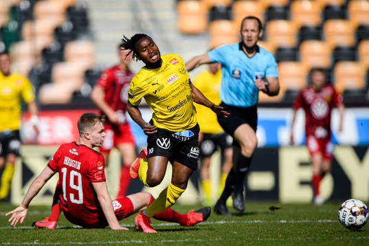 Östersunds Eirik Haugan och Mjällbys Mamudu Moro