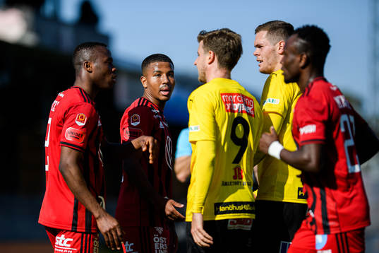 Mjällbys Joel Nilsson och Östersunds Nebiyou Perry