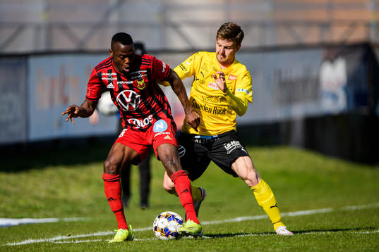 Östersunds Patrick Kpozo och Mjällbys Joel Nilsson