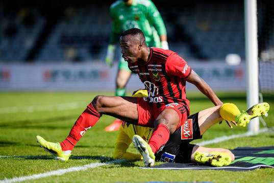 Östersunds Patrick Kpozo och Mjällbys Viktor Gustafson