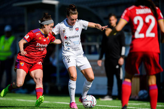 Djurgårdens Hayley Dowd och Rosengårds Katrine Veje