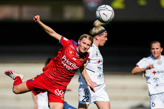 Djurgårdens Sara Olai  och Rosengårds Olivia Schough