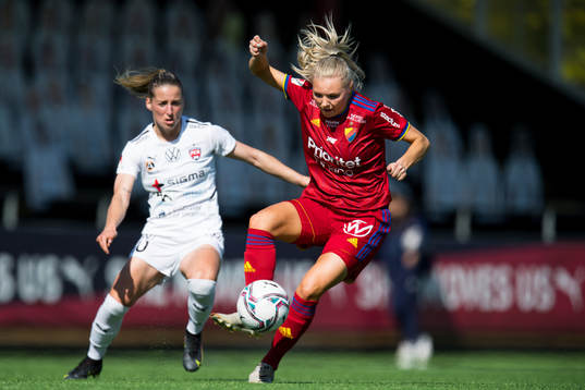 Djurgårdens Louise Hvarfner och Rosengårds Jelena Cankovic