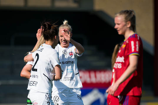 Rosengårds Caroline Seger jublar med Jelena Cankovic