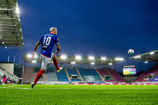 Aron Leonard Dønnum of Vålerenga takes a corner kick