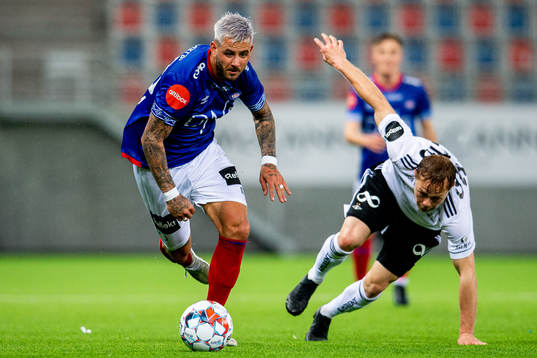 Aron Leonard Dønnum of Vålerenga and Adam Andersson of