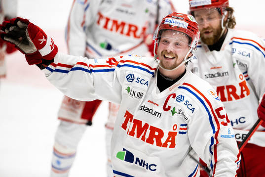 Timrås Jonathan Dahlén  jublar