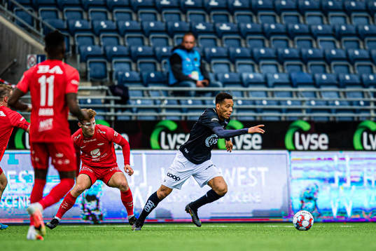 Ole Didrik Blomberg of Brann and Kevin Alexander Kabran of