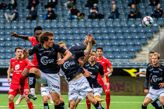 Karamoko Daouda Bamba of Brann scores the 1-1 goal