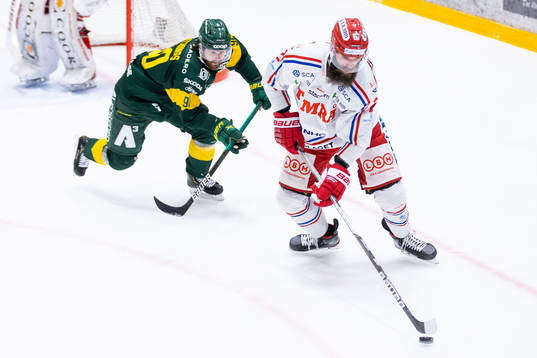 Björklövens Alex Hutchings jagar Timrås Per Svensson