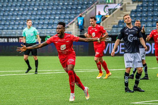 Karamoko Daouda Bamba of Brann celebrates