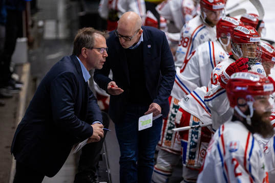 Timrås tränare Fredrik Andersson i samtal med