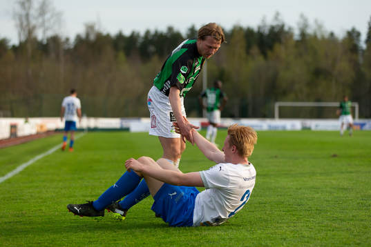GAIS August Wängberg hjälper Värnamos Francis de Vries
