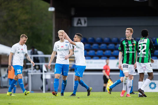 Värnamos Erick Brendon och Victor Larsson jublar